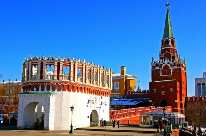 Кутафья перед Троицкой башней Кремля - типичный барбакан. /Фото: ya.ru. Кутафья перед Троицкой башней Кремля - типичный барбакан. /Фото: ya.ru.
