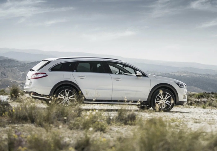 Peugeot 508 RXH приводится в движение ДВС и электромотором/ Фото: auto.ru Peugeot 508 RXH приводится в движение ДВС и электромотором/ Фото: auto.ru