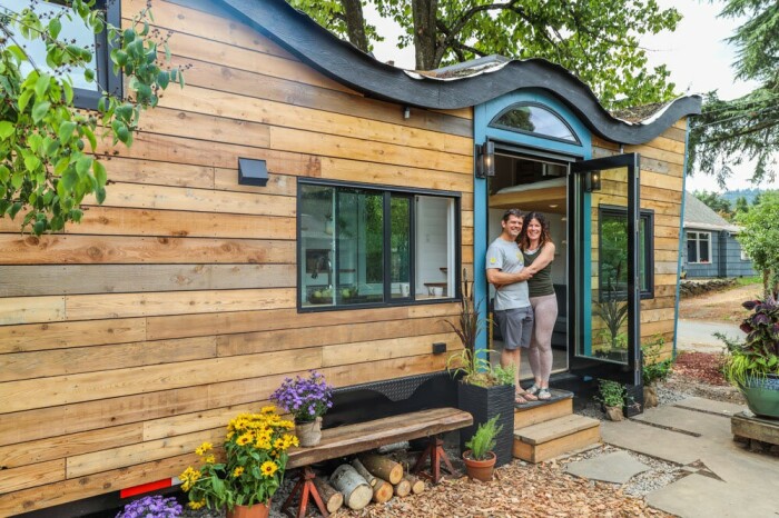 Уокер и Хизер – счастливые владельцы крошечного дома от Tiny Healthy Homes. | Фото: autoevolution.com.