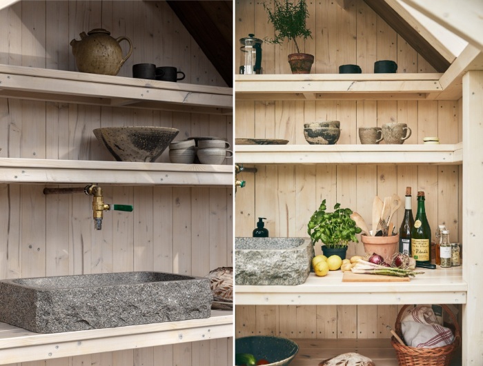 Кухня Tiny Glass House Retreat находится в отдельном строении.