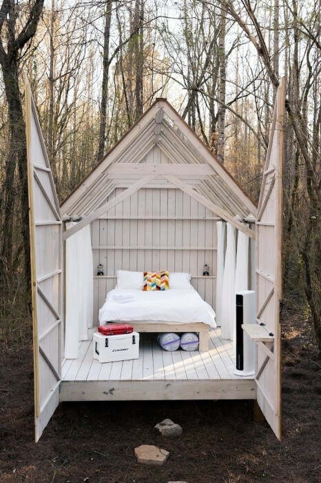 В стеклянном домике Tiny Glass House Retreat можно только спать. | Фото: autoevolution.com.