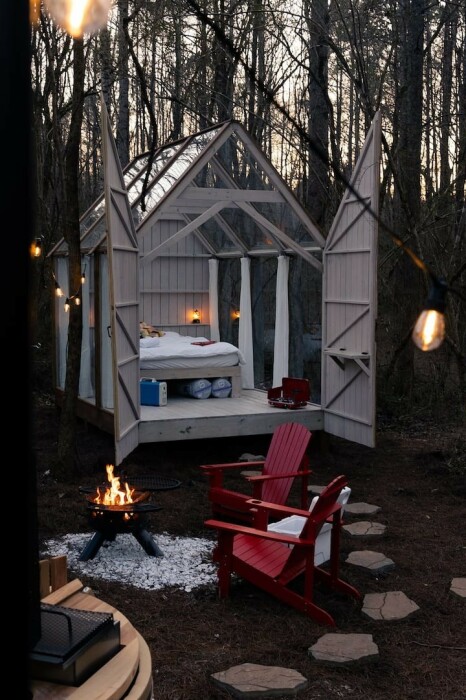 Солнечные панели обеспечивают гостевой дом Tiny Glass House Retreat электроэнергией. | Фото: autoevolution.com.