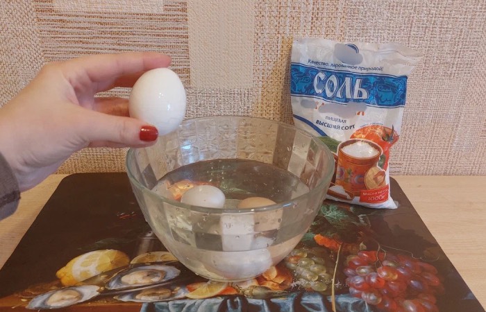 Подсоленная вода укажет на свежие яйца. Подсоленная вода укажет на свежие яйца.