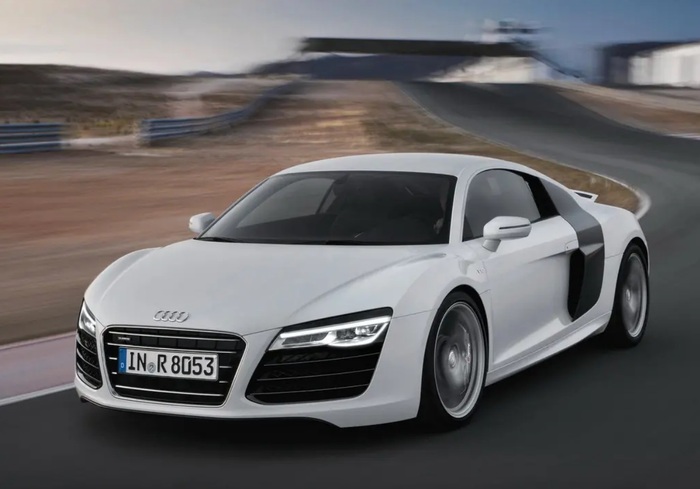 О модели Audi R8 мечтают миллионы почитателей бренда/ Фото: drom.ru О модели Audi R8 мечтают миллионы почитателей бренда/ Фото: drom.ru