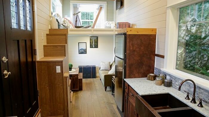 Открытая планировка жилого пространства в «Крошечном доме мастера». | Фото: itinyhouses.com.