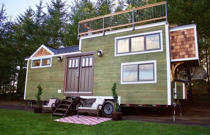 Зоны отдыха перед входом и на крыше уютного дома на колесах. | Фото: tinyhouseblog.com.