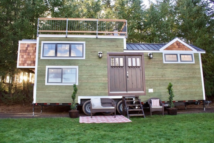 «Крошечный дом мастера» построен из экологичных материалов. | Фото: tinyliving.com.