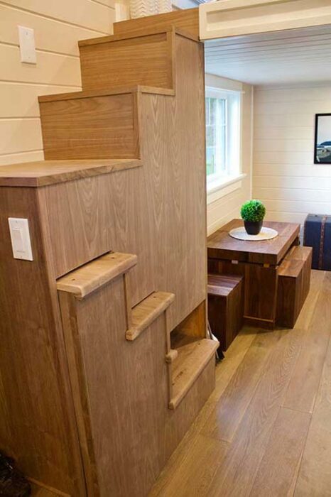 Инновационная лестница, ступени которой легко можно спрятать. | Фото: itinyhouses.com.