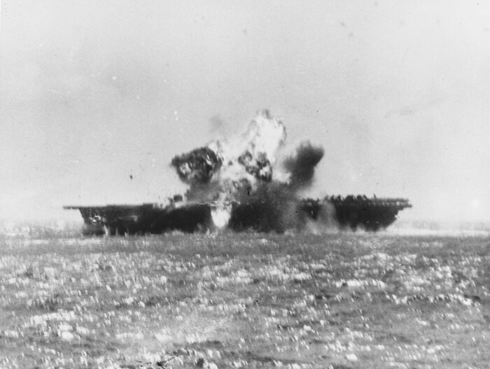 Корабль «Эссекс», потопленный камикадзе в ноябре 1944 года/ Фото: wikimedia.org Корабль «Эссекс», потопленный камикадзе в ноябре 1944 года/ Фото: wikimedia.org