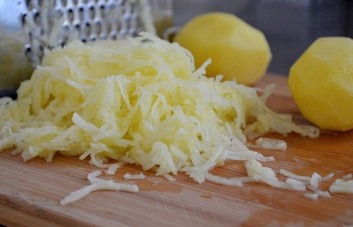 Сырой картофель помогает вылечить гематомы. / Фото: ru.pinterest.com Сырой картофель помогает вылечить гематомы. / Фото: ru.pinterest.com