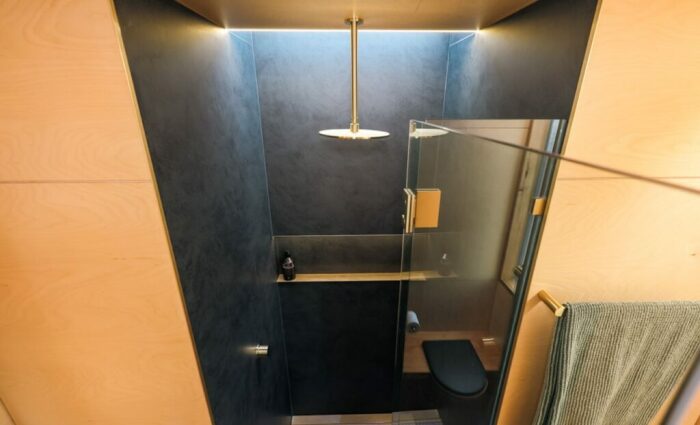 Полноценная кабина с тропическим душем. | Фото: homecrux.com. Полноценная кабина с тропическим душем. | Фото: homecrux.com.