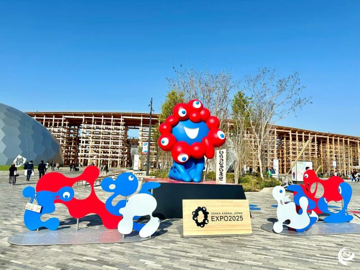 Талисман Osaka 2025 Expo Мьяку-Мьяку перед центральным входом на «Большое кольцо». | Фото: archpaper.com. Талисман Osaka 2025 Expo Мьяку-Мьяку перед центральным входом на «Большое кольцо». | Фото: archpaper.com.