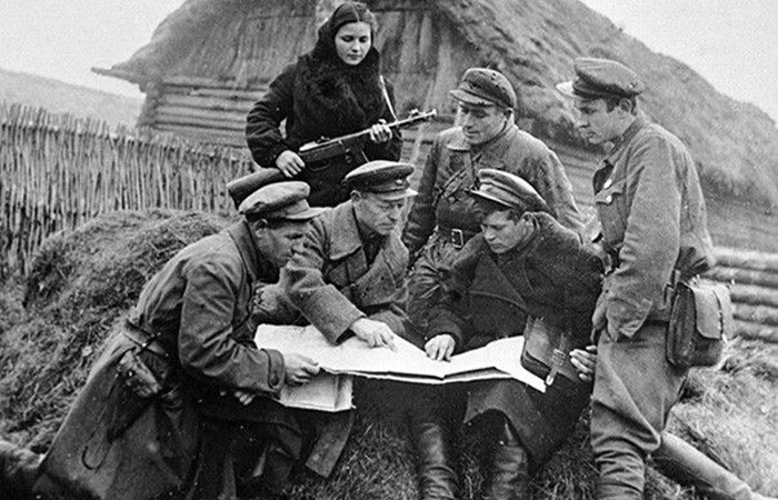 Партизанами часто были подростки, пожилые люди, непригодные к военной службе мужчины и отважные женщины. / Фото: proza.ru Партизанами часто были подростки, пожилые люди, непригодные к военной службе мужчины и отважные женщины. / Фото: proza.ru