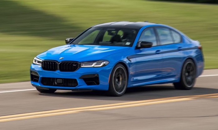 BMW M5 2023 года, машина с особым характером/ Фото: caranddriver.com BMW M5 2023 года, машина с особым характером/ Фото: caranddriver.com