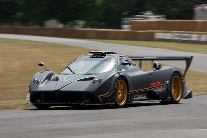 Pagani Zonda R 2009 года обтекаема, как болиды Формулы-1/ Фото: ultimatecarpage.com Pagani Zonda R 2009 года обтекаема, как болиды Формулы-1/ Фото: ultimatecarpage.com
