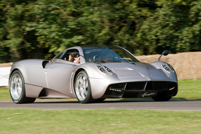 Pagani Huayra оборудована мотором V-12/ Фото: ultimatecarpage.com Pagani Huayra оборудована мотором V-12/ Фото: ultimatecarpage.com