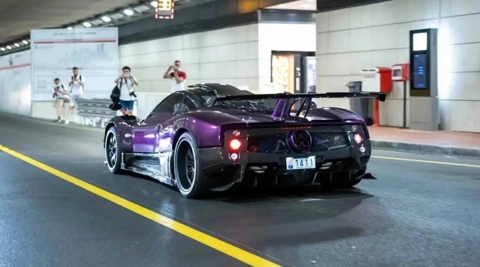 Pagani Zonda 760 LH 2013 года заказал известный гонщик Льюис Хэмилтон/ Фото: auto.ru Pagani Zonda 760 LH 2013 года заказал известный гонщик Льюис Хэмилтон/ Фото: auto.ru