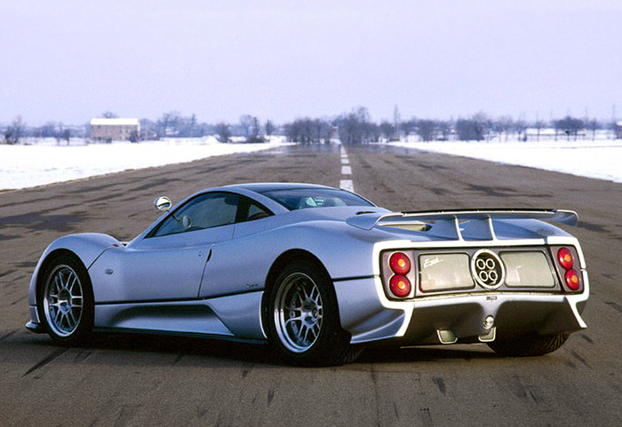 Pagani Zonda C12 1999 года могла разогнаться до 340 км в час/ Фото: a777aa77.ru Pagani Zonda C12 1999 года могла разогнаться до 340 км в час/ Фото: a777aa77.ru