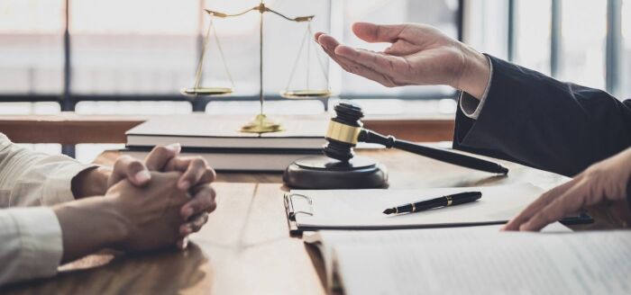 Хватит обесценивать себя и свою работу.  Фото: feinsteinlaw.b-cdn.net.