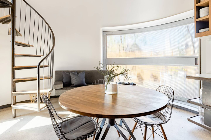 Столовая в преображенном в жилой дом зернохранилище (Silo House). | Фото: goodshomedesign.com. Столовая в преображенном в жилой дом зернохранилище (Silo House). | Фото: goodshomedesign.com.