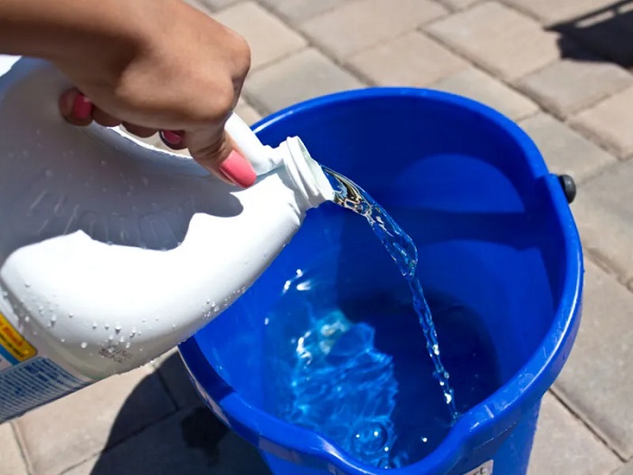 Бытовую химию добавляют в ведро с водой. / Фото: storage.googleapis.com