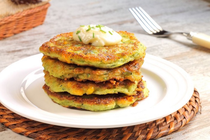 В состав таких оладий могут входить любые овощи. / Фото: lefood.menu В состав таких оладий могут входить любые овощи. / Фото: lefood.menu