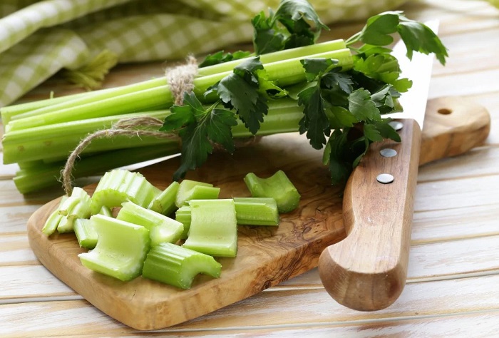Срежьте нижние концы сельдерея. / Фото: vegetables.co.nz Срежьте нижние концы сельдерея. / Фото: vegetables.co.nz