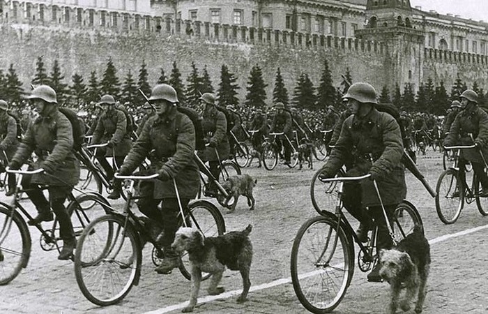 Самокатчики в составе советской Красной армии на параде в Москве в 1938 году. /Фото: ru.wikipedia.org