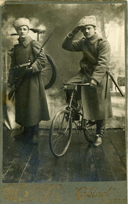 Русские самокатчики дореволюционных времён. /Фото: ru.wikipedia.org