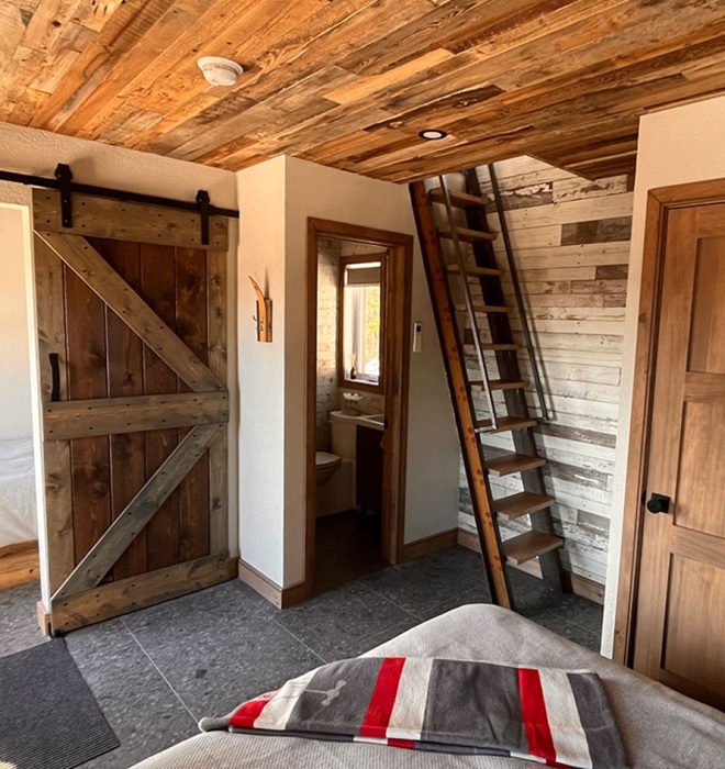 Спальни находятся на первом этаже горного убежища (Le Chamonix, Domaine Maelström). | Фото: chalets.waldenaventure.com. Спальни находятся на первом этаже горного убежища (Le Chamonix, Domaine Maelström). | Фото: chalets.waldenaventure.com.