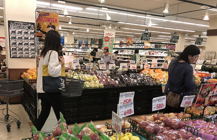 В супермаркетах используют корзинки и каталки на колесиках для корзин. / Фото: travelask.ru В супермаркетах используют корзинки и каталки на колесиках для корзин. / Фото: travelask.ru