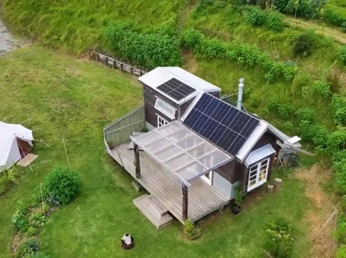 Солнечные панели обеспечивают электроэнергией. | Фото: livingbiginatinyhouse.com.