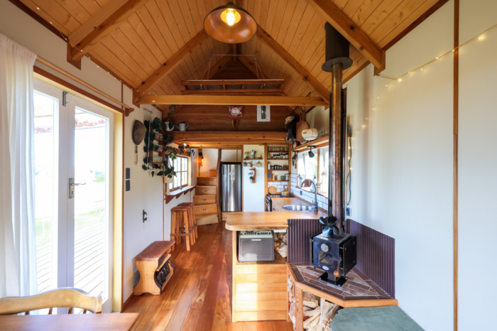 Открытая планировка крошечного дома. | Фото: livingbiginatinyhouse.com.