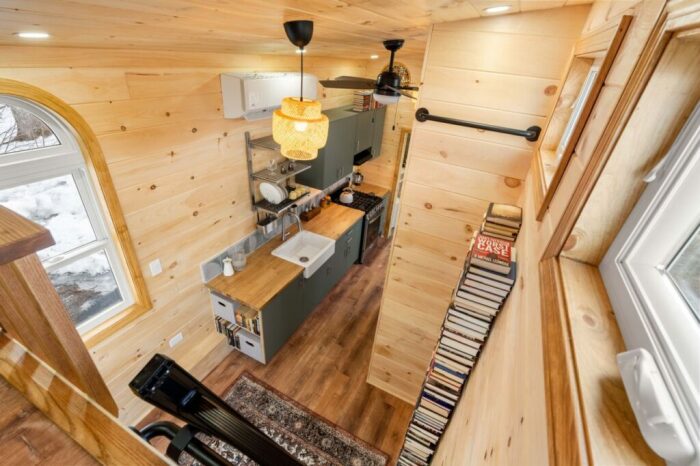 Открытая планировка крошечного дома Library. | Фото: homecrux.com. Открытая планировка крошечного дома Library. | Фото: homecrux.com.