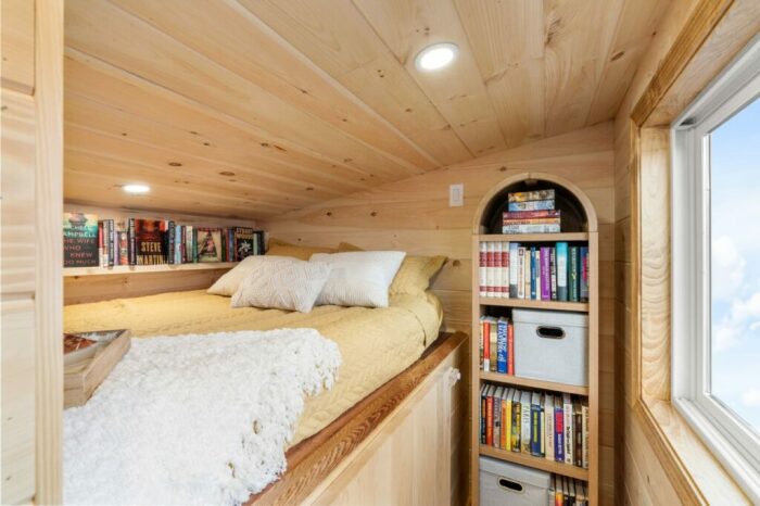 Уютная спальня на чердачном уровне (Library). | Фото: autoevolution.com. Уютная спальня на чердачном уровне (Library). | Фото: autoevolution.com.