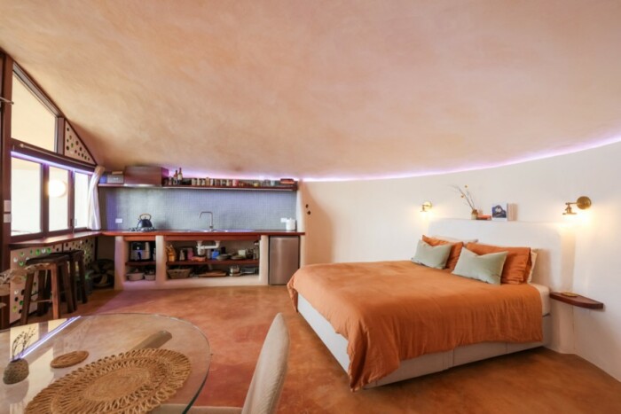 Открытая планировка в гостевом домике Earthships (Австралия). | Фото: dnevnik.rs.