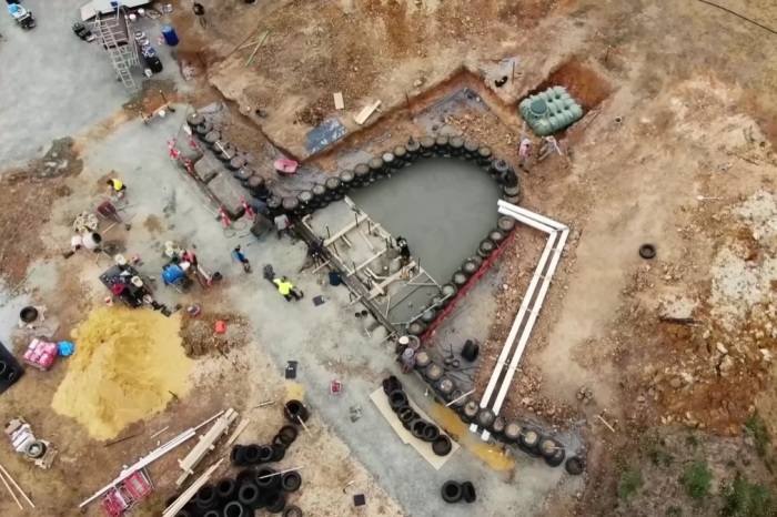 Большая часть убежища спрятана под землей (Earthships, Австралия). | Фото: weareexplorers.co.