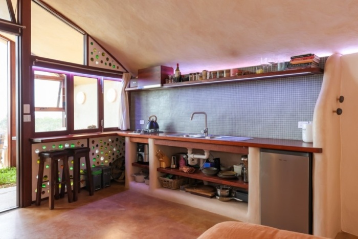 Кухонный уголок в Earthships (Австралия). | Фото: realestate.com.au.