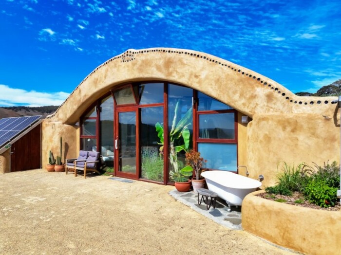 Ванну можно принимать и на улице (Earthships, Австралия). | Фото: ubavinaizdravje.mk.