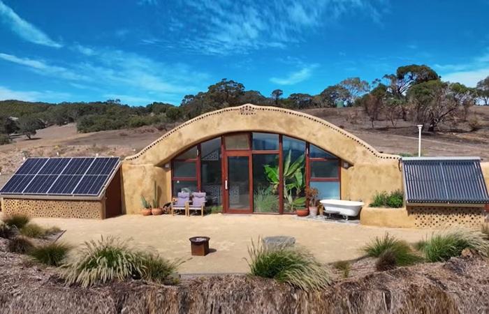 Солнечные панели обеспечивают электроэнергией (Earthships, Австралия). | Фото: livingbiginatinyhouse.com.