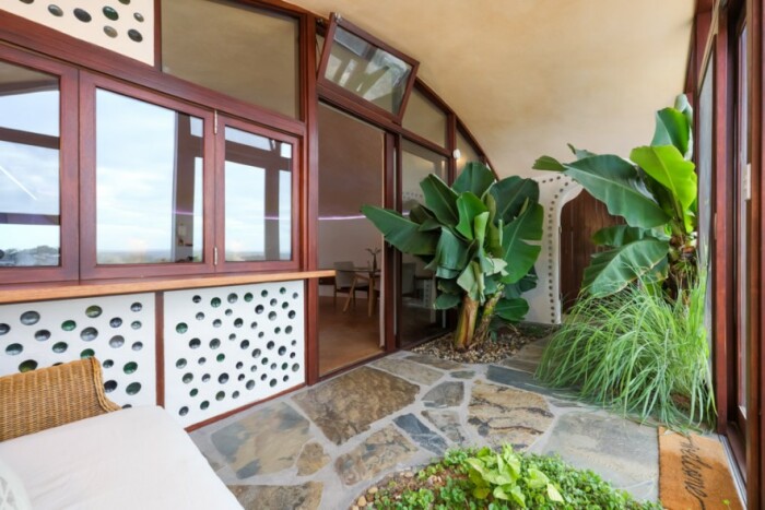 Веранда превратилась в оранжерею (Earthships, Австралия). | Фото: ubavinaizdravje.mk.