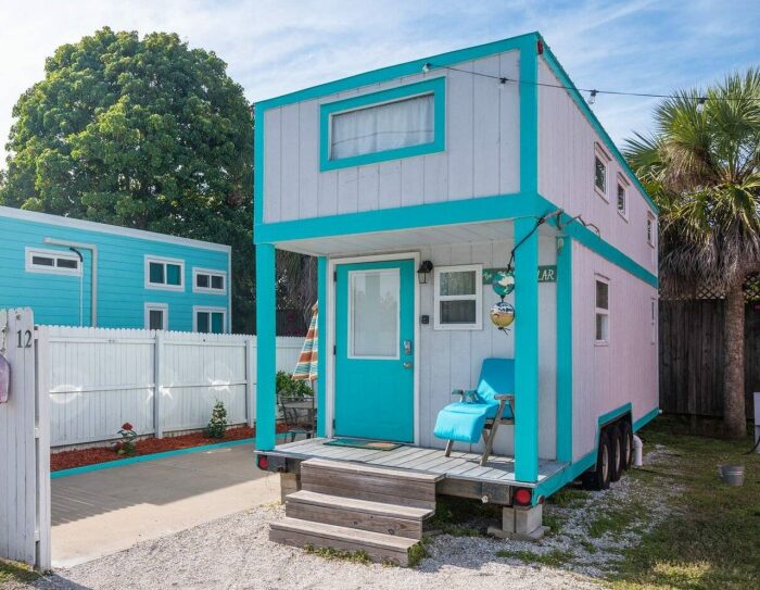 Дизайн экстерьера пляжного домика Tiny House Sand Dollar поддерживает морскую тематику (Tiny House Sand Dollar, Флорида). | Фото: countryfroot.com. Дизайн экстерьера пляжного домика Tiny House Sand Dollar поддерживает морскую тематику (Tiny House Sand Dollar, Флорида). | Фото: countryfroot.com.