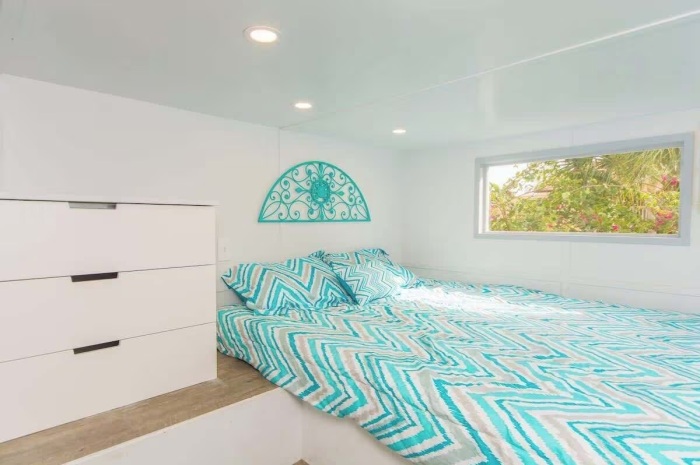 Уютная спальня на чердачном уровне Tiny House Sand Dollar (Сиеста-Ки, Флорида). | Фото: countryfroot.com. Уютная спальня на чердачном уровне Tiny House Sand Dollar (Сиеста-Ки, Флорида). | Фото: countryfroot.com.
