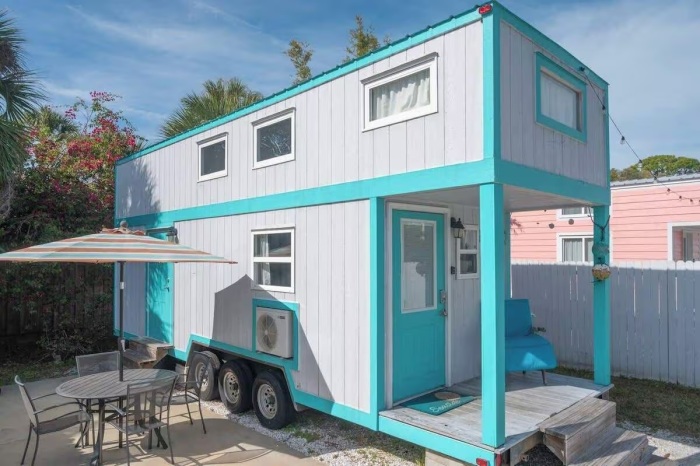 Очаровательный пляжный домик оформлен в бело-голубых тонах (Tiny House Sand Dollar, Флорида). | Фото: homecrux.com. Очаровательный пляжный домик оформлен в бело-голубых тонах (Tiny House Sand Dollar, Флорида). | Фото: homecrux.com.