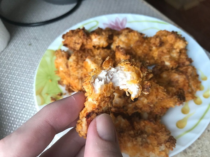 Панировка из чипсов идеально подходит для курицы. / Фото: therecepts.com Панировка из чипсов идеально подходит для курицы. / Фото: therecepts.com