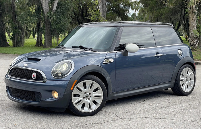 Mini Cooper Camden Edition./ Фото: bringatrailer.com Mini Cooper Camden Edition./ Фото: bringatrailer.com