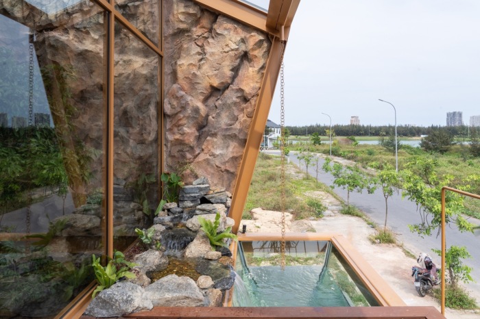 Вода из рукотворного озерца поступает в аквариум (Ga.o House). | Фото: cafeland.vn. Вода из рукотворного озерца поступает в аквариум (Ga.o House). | Фото: cafeland.vn.