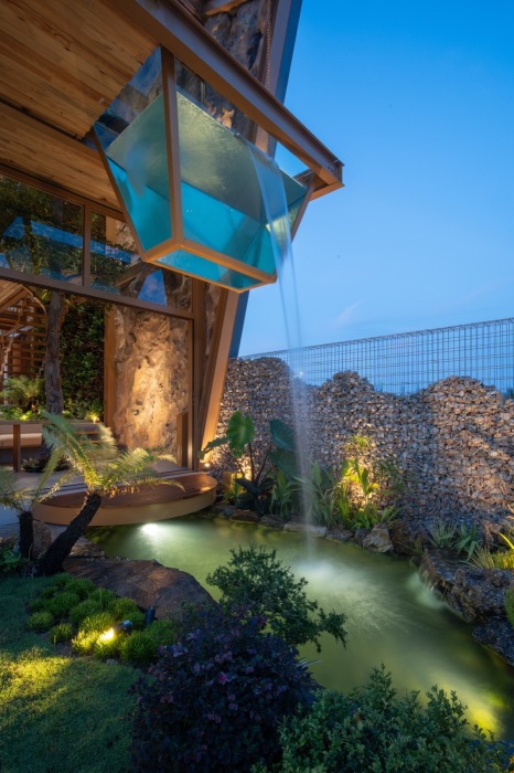 Водопад на фасаде дома-офиса – главная изюминка проекта (Ga.o House). | Фото: archilovers.com. Водопад на фасаде дома-офиса – главная изюминка проекта (Ga.o House). | Фото: archilovers.com.