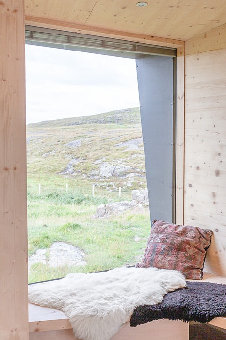 Уголок для чтения в колоритном доме Sanna Hut. | Фото: sannacroft.co.uk.
