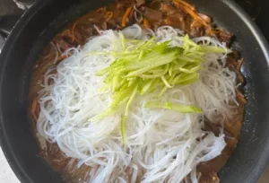 Салат с фунчозой и мясом